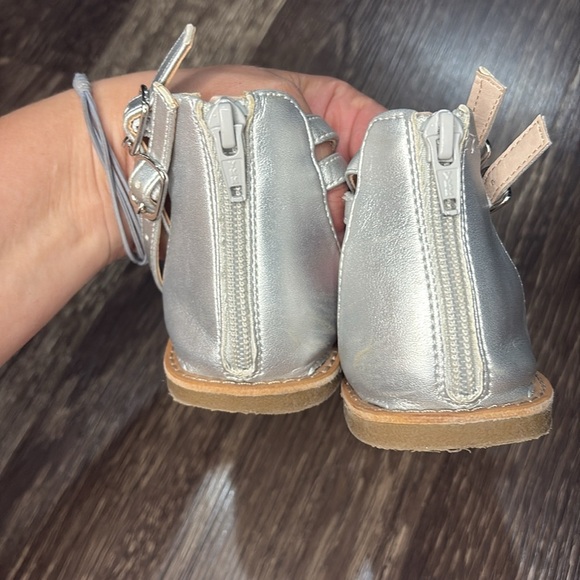 Girls size 2 gladiator style sandals with sparkle and shiny detail - Picture 4 of 6